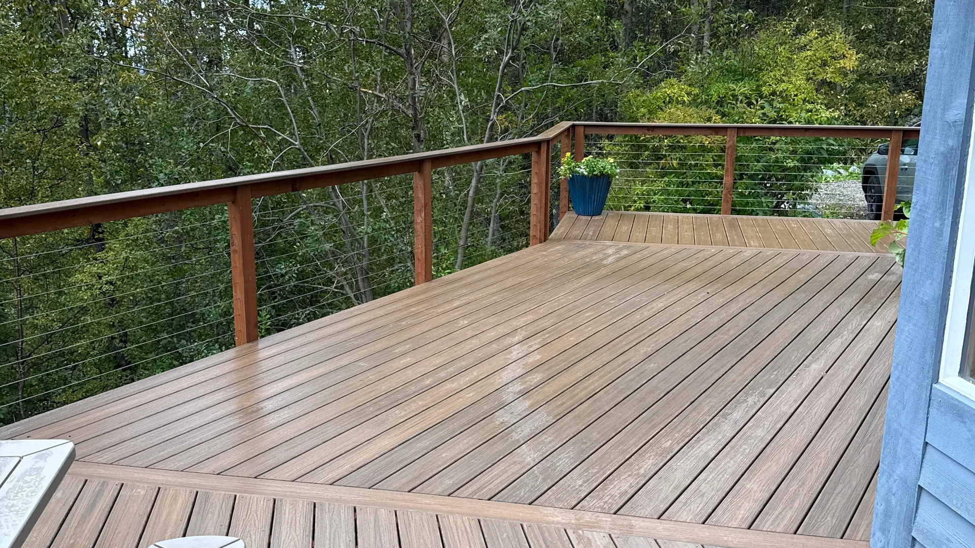 Grill 724 sq ft Trex deck with cable rails